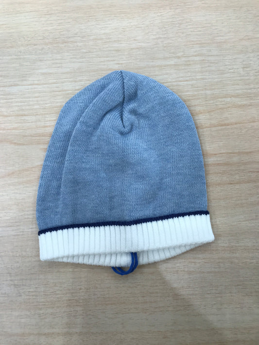 Cappello Colori Chiari in filo celeste con rifiniture in blu e bianco