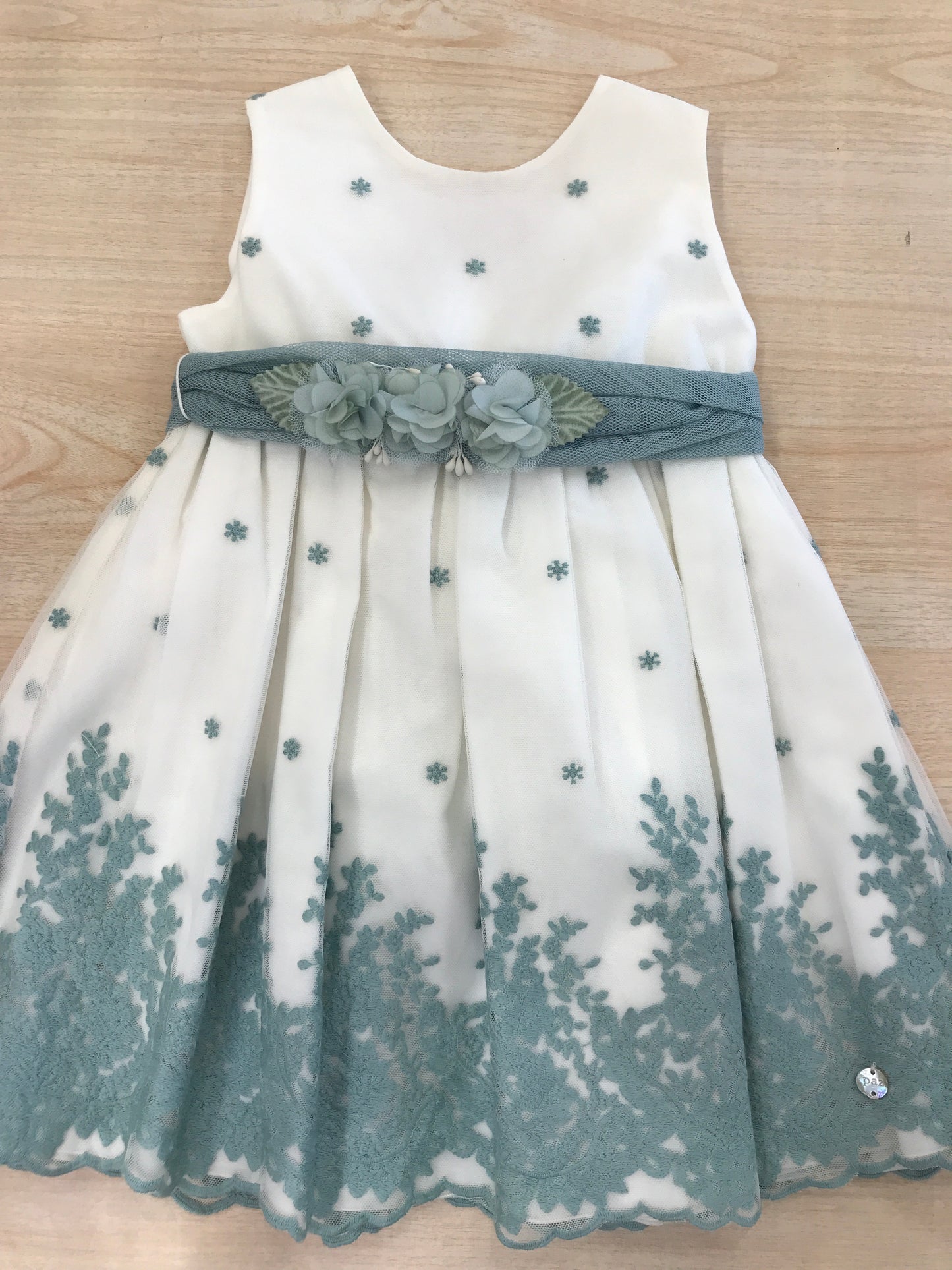 Abito Paz Rodriguez in cotone bianco con ricami e pois con fascia in vita con applicazione di fiori