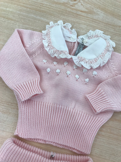 Tutina Colibrì in filo rosa due pezzi manica lunga gamba lunga con lavorazione di rose bianche sul davanti con collo con rusche rifinita da punto smock