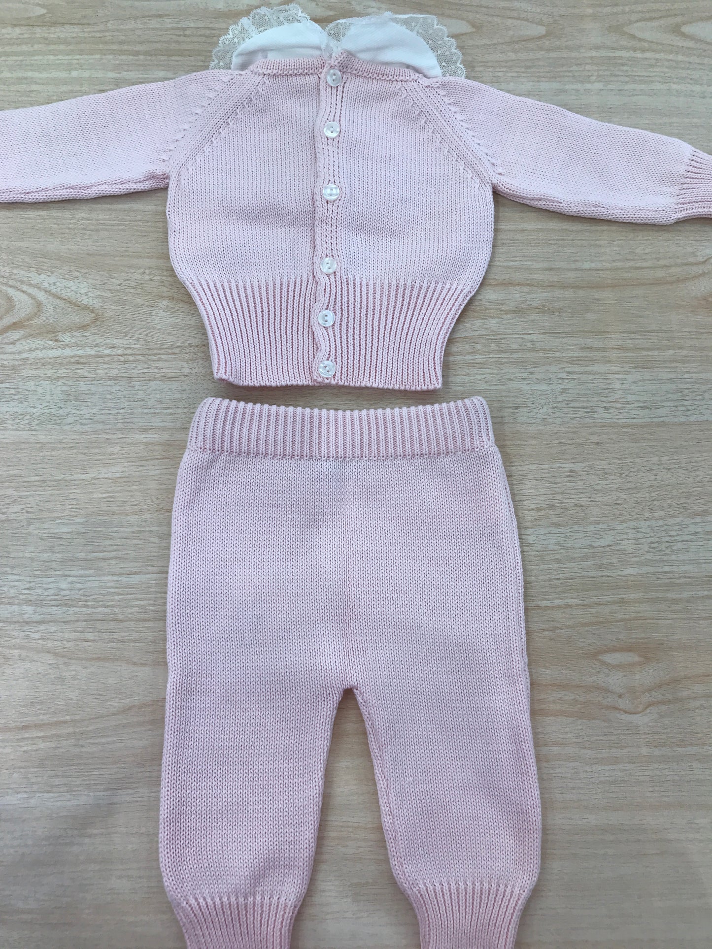 Tutina Colibrì in filo rosa due pezzi gamba lunga manica lunga con collo con applicazione di valancienne e fiocco in valancienne applicato al centro
