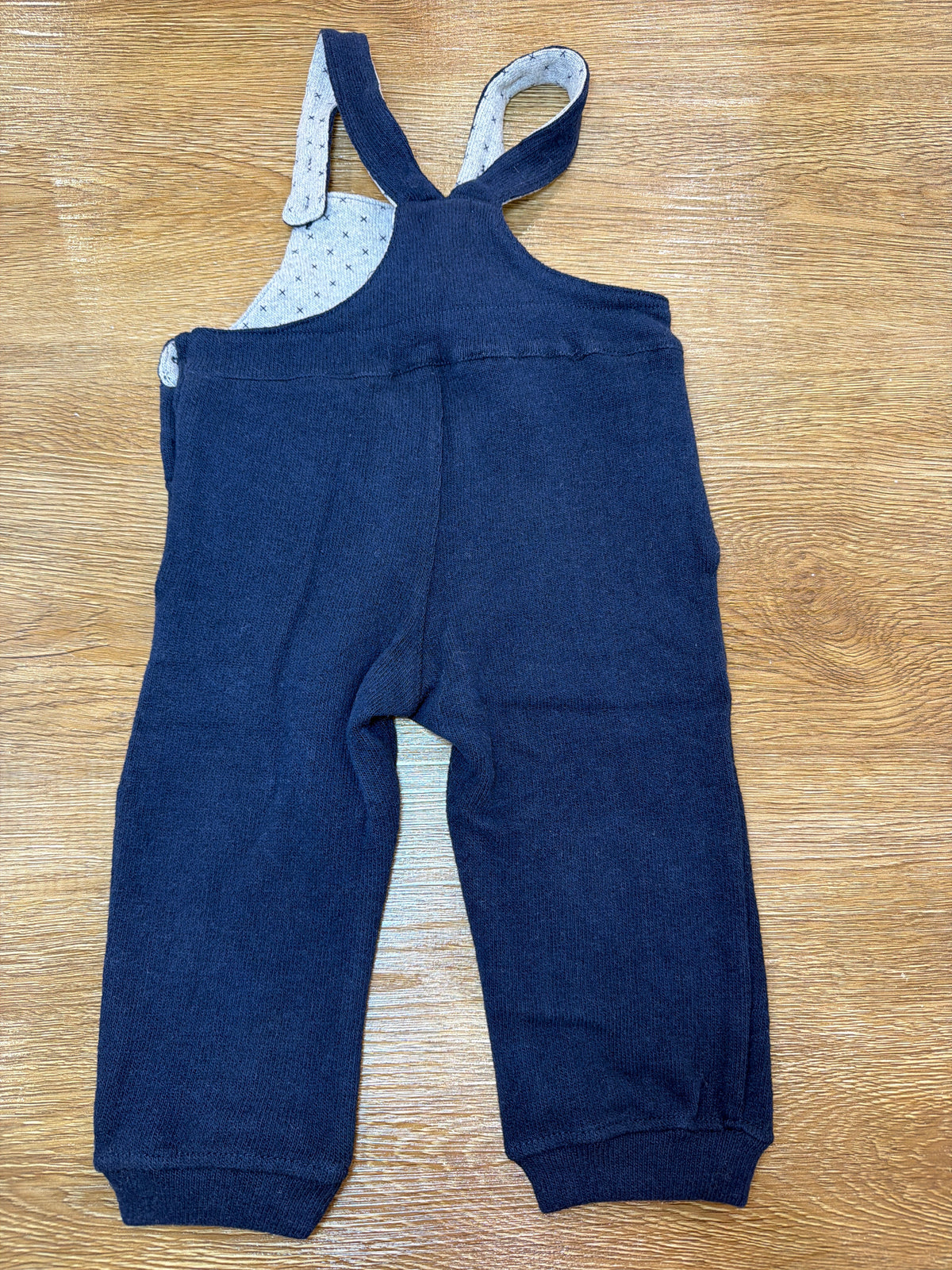 Tuta Coccodè due pezzi pantalone con bretelle blu scuro e t-shirt bianca manica lunga