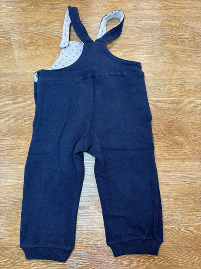Tuta Coccodè due pezzi pantalone con bretelle blu scuro e t-shirt bianca manica lunga
