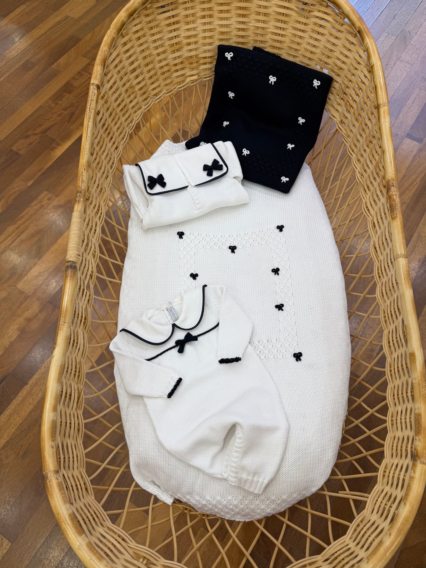 Coordinato nascita Colibrì bianco e blu con nodi d'amore ricamati a mano tutina intera stile marinaretto
