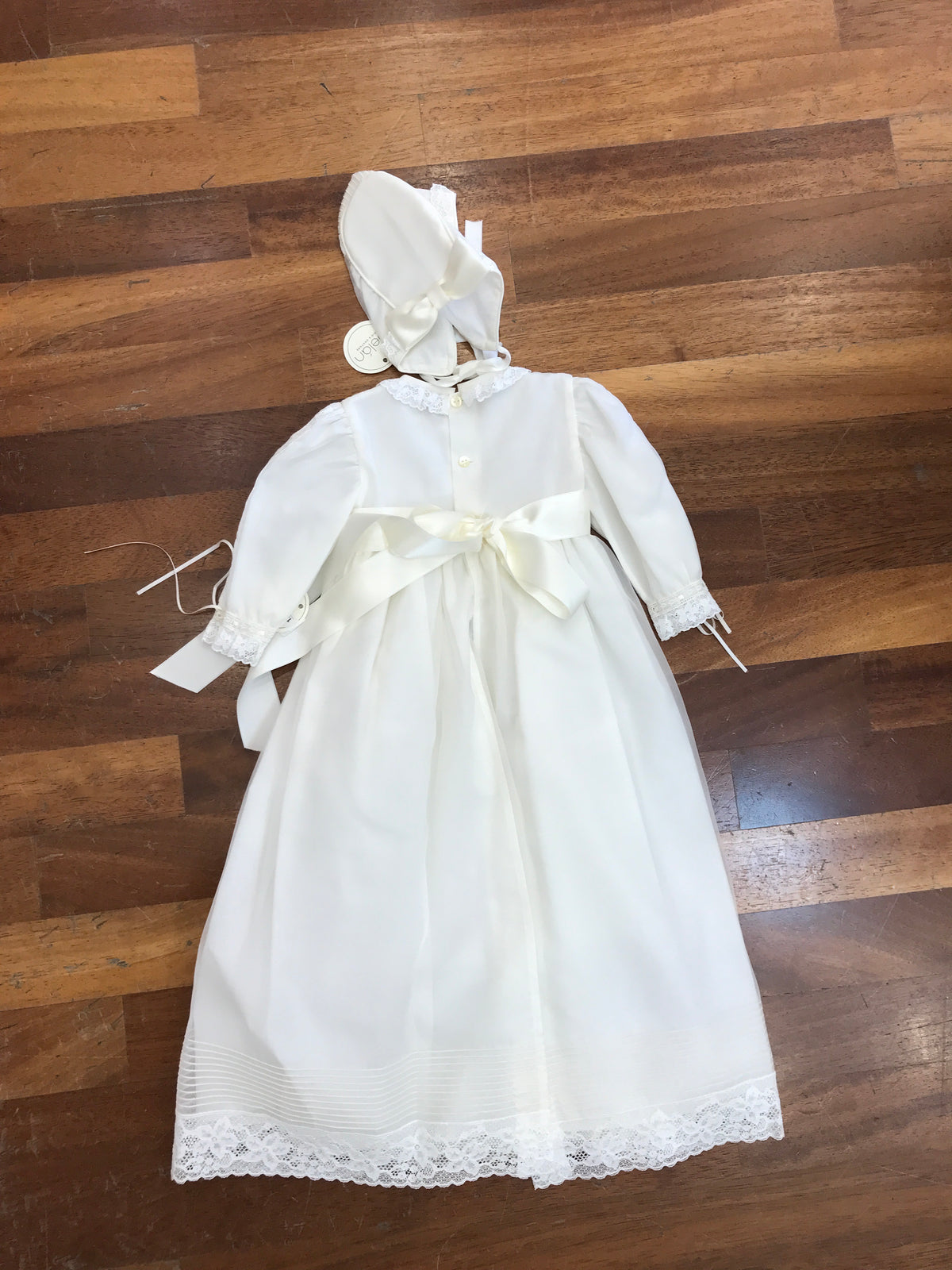 Abito lungo Belan in battista di cotone con tulle e pizzo con pieghe lavorato sul davanti manica lunga con cuffietta coordinata