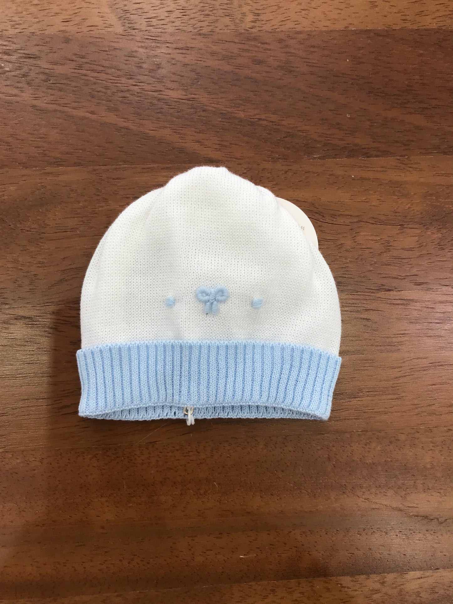 Cappello Baby Lord infilo bianco con risvolto celeste con fiocco e pois ricamati