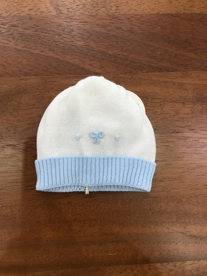 Cappello Baby Lord infilo bianco con risvolto celeste con fiocco e pois ricamati