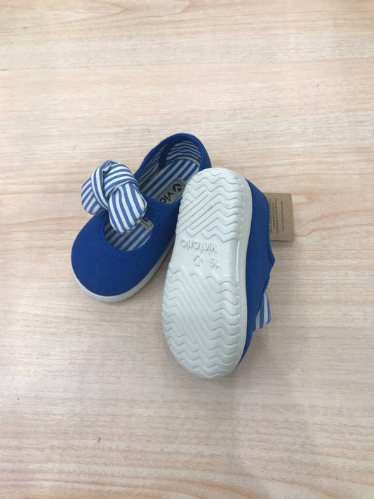 Scarpa Victoria in tela bluette con strappo e fiocco a righe sul davanti