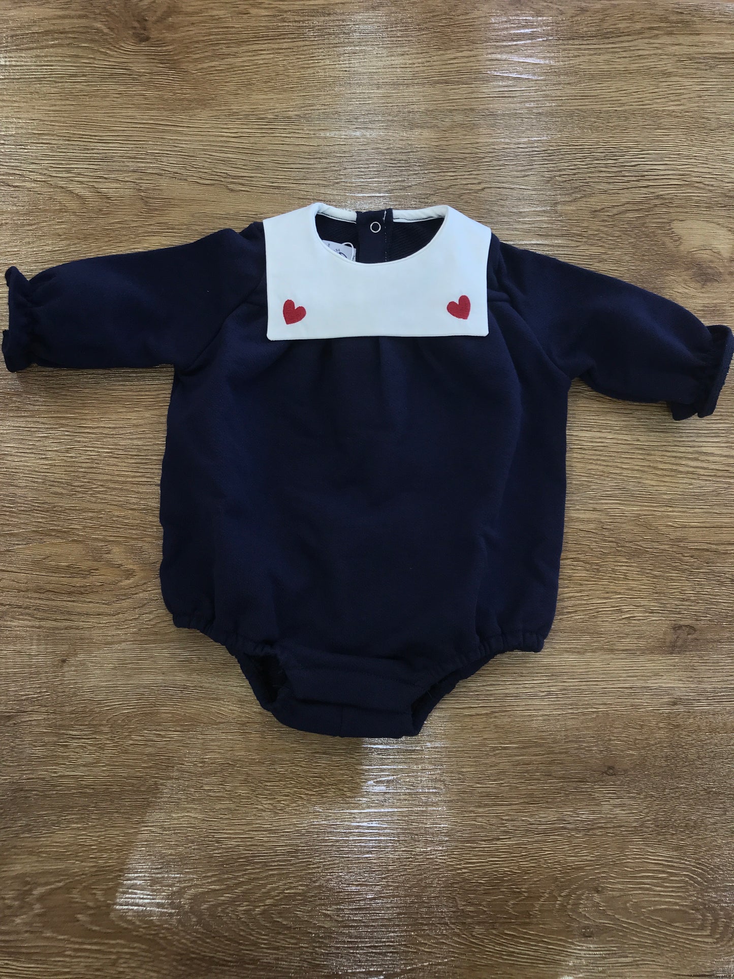 Pagliaccetto Petit Bateau in felpa con manica a sbuffo con collo squadrato bianco con cuoricini rossi