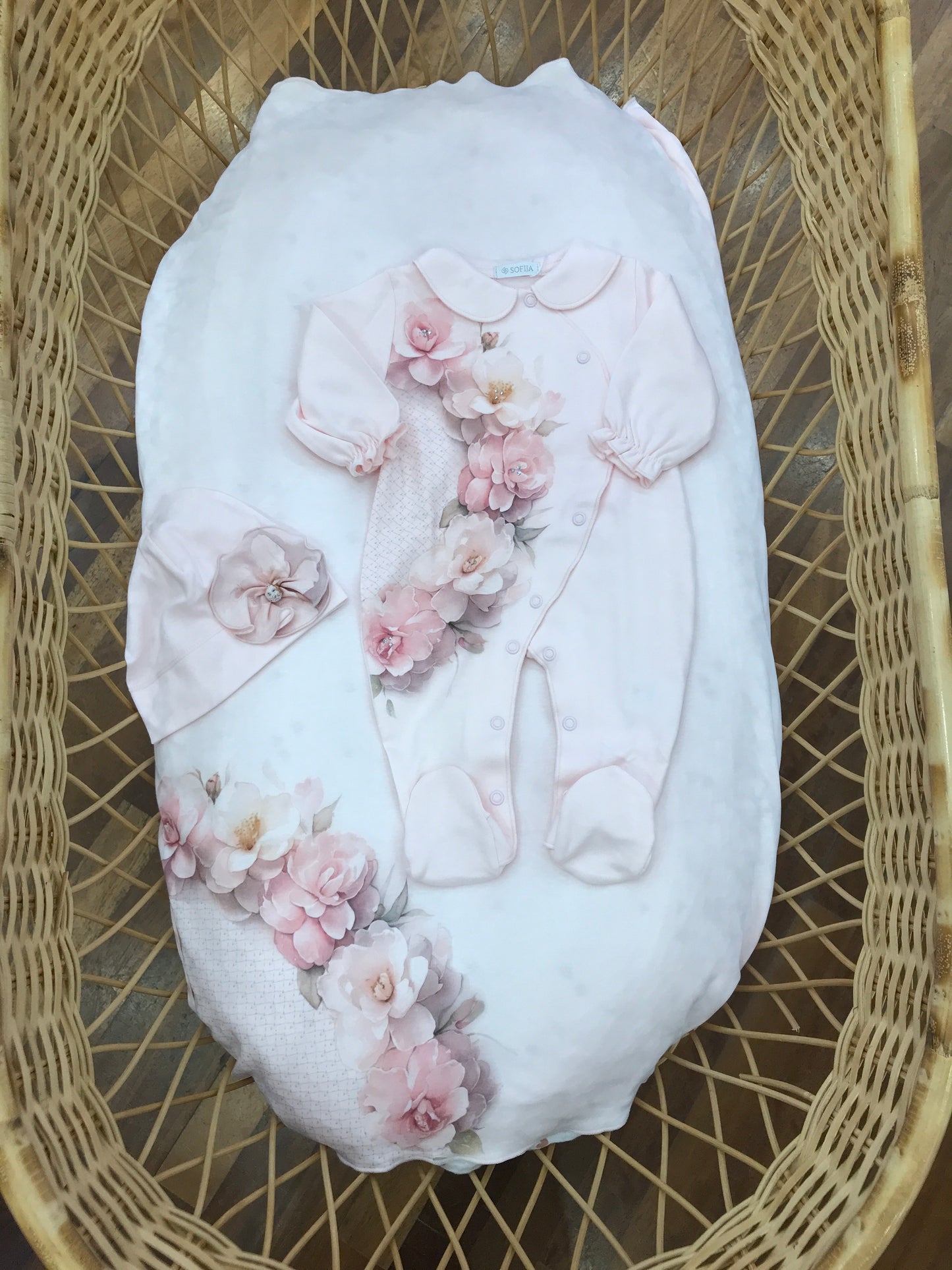 Coordinato Sofija in caldo cotone rosa mussola con cappellino e tutina intera decorati da camelie