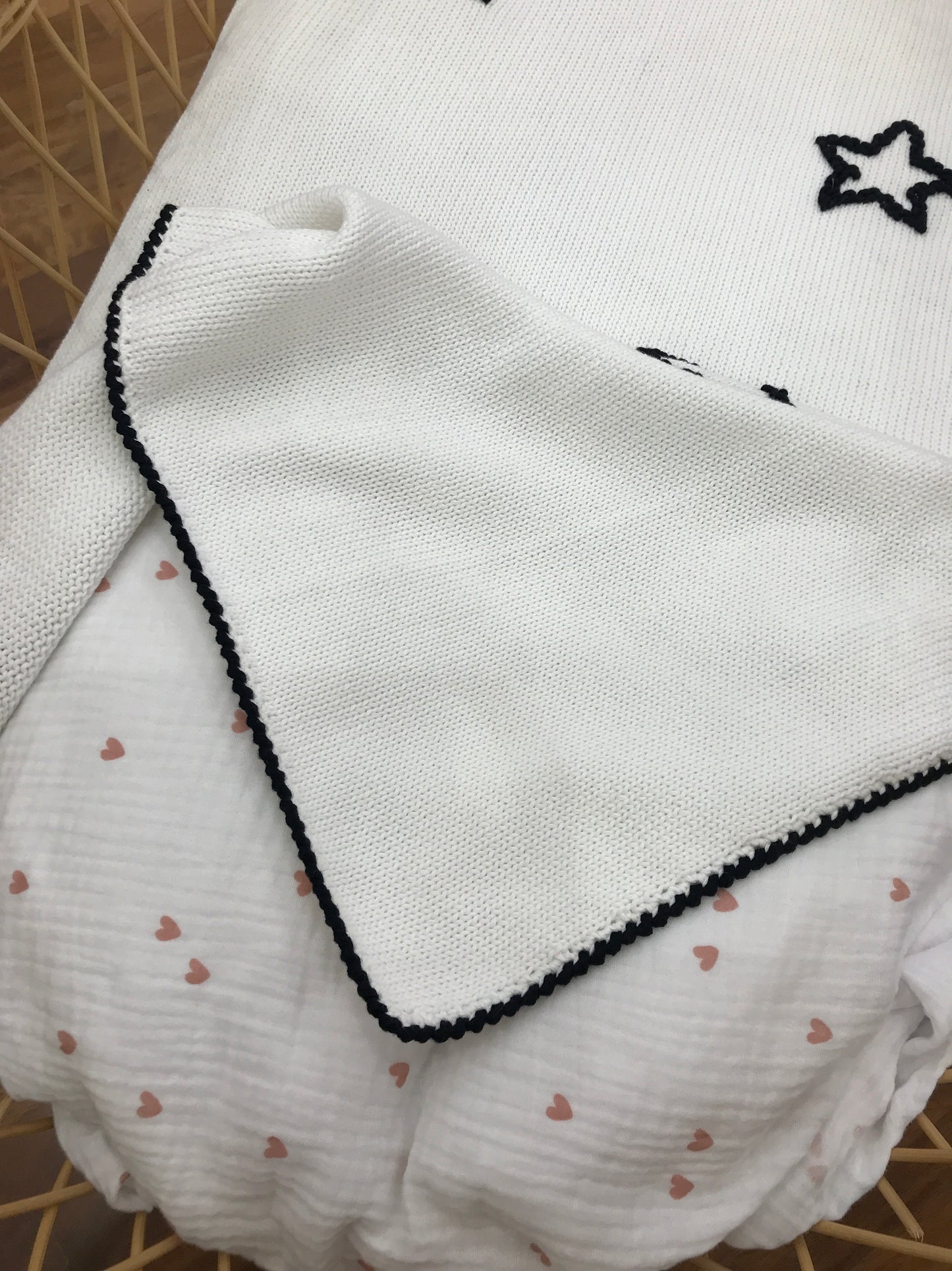 Coperta Colibrì in filo di cotone bianca con punto gambero blu scuro e stelle ricamate sul davanti