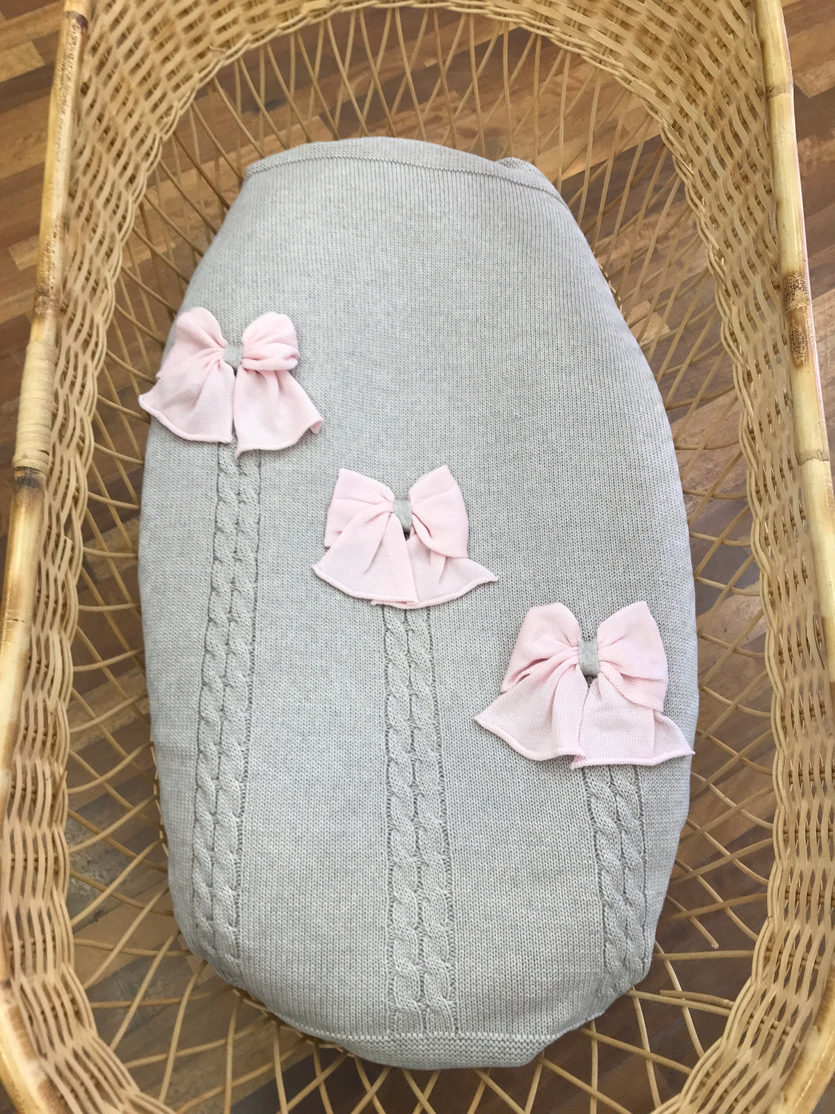 Coperta Bebè di Almy in lana tortora con lavorazione di trecce e applicazione di fiocchi rosa