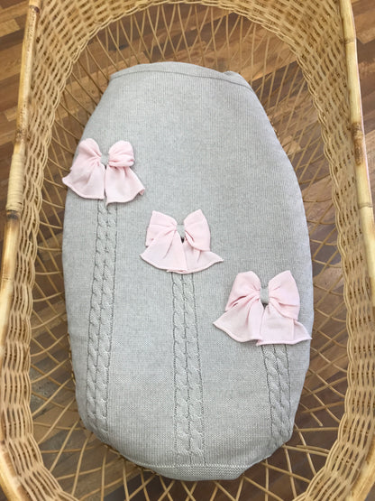 Coperta Bebè di Almy in lana tortora con lavorazione di trecce e applicazione di fiocchi rosa