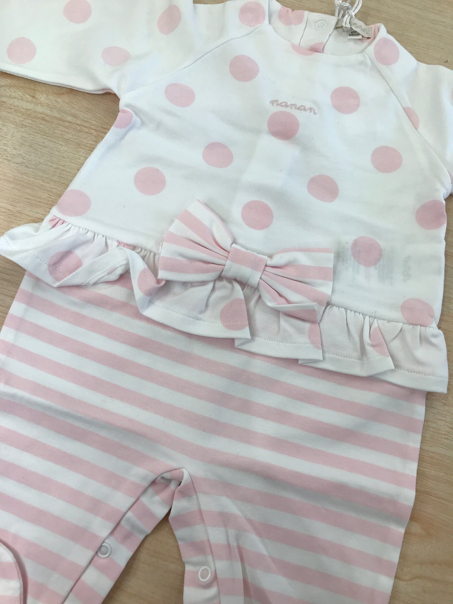 Tutina Nanan in cotone manica lunga con piedini con pois e righe rosa con rusche e fiocchetto