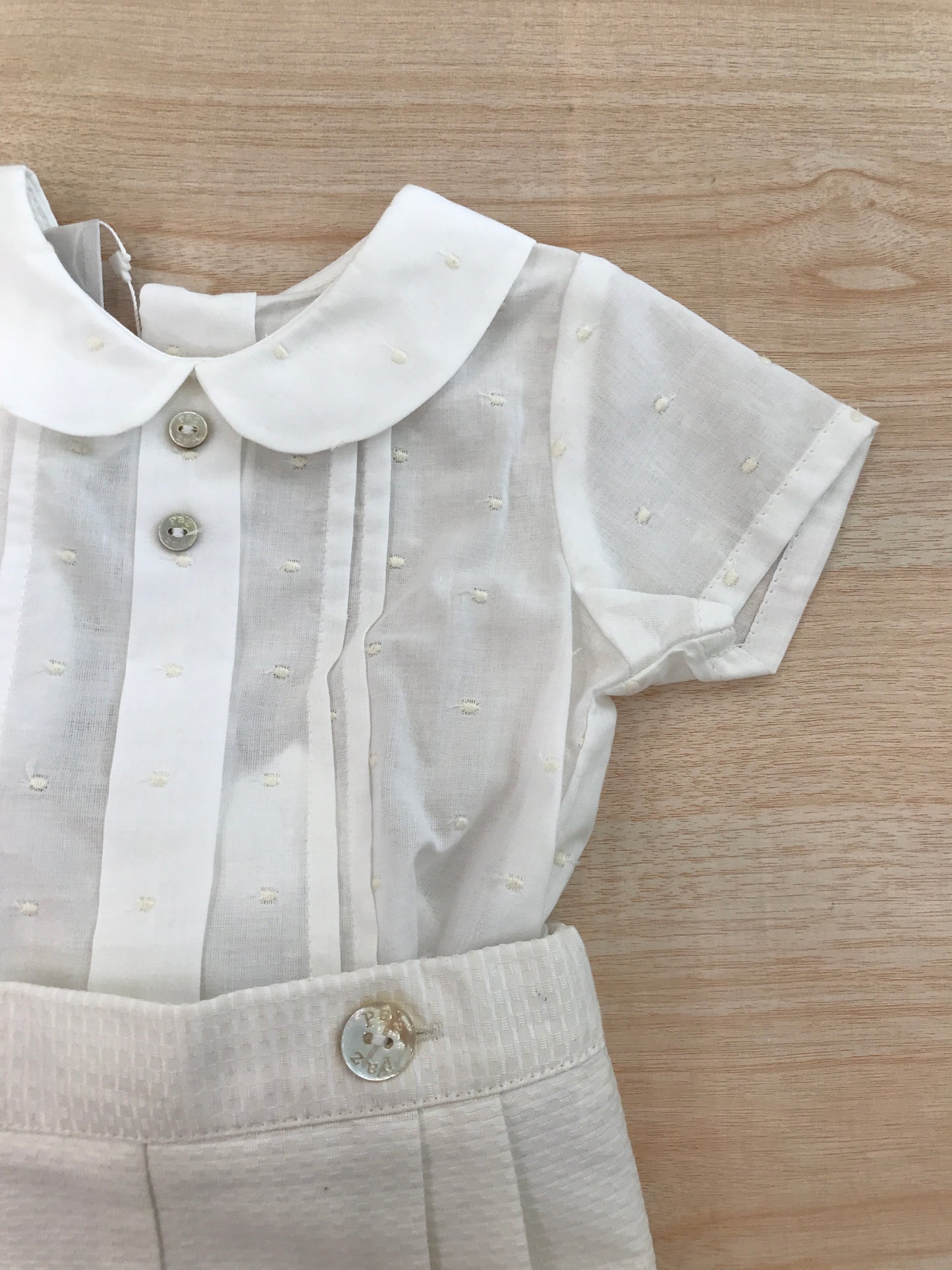 Completo Paz Rodriguez in cotone camicia mezza manica con pois in rilievo panna con pantalone corto rigato panna