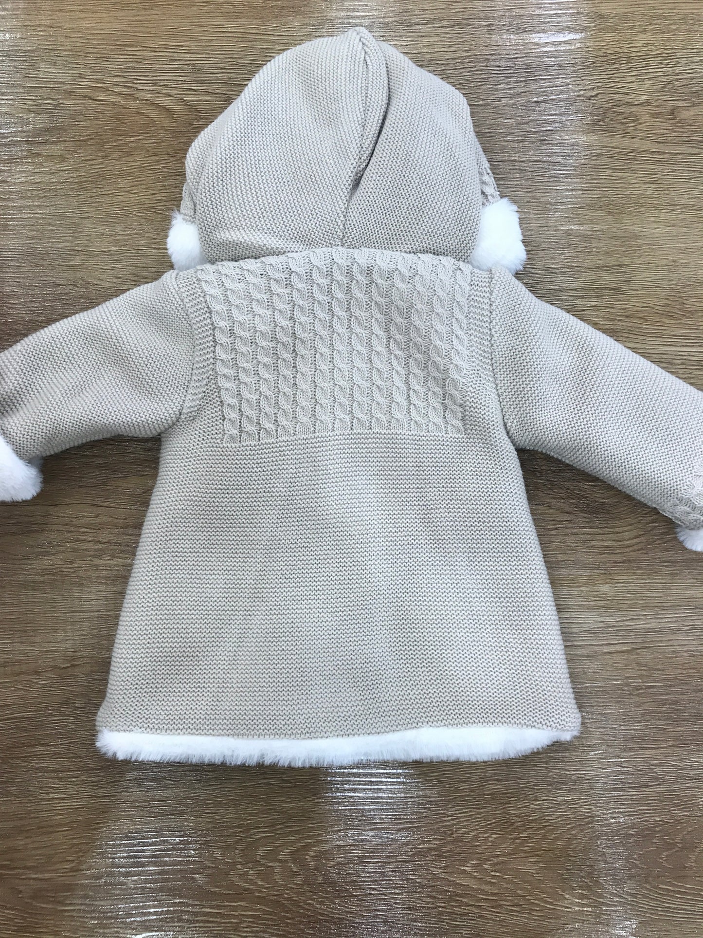 Cappotto PCS tortora con pelliccia intera bianca con lavorazione di trecce e due piccoli fiocchetti