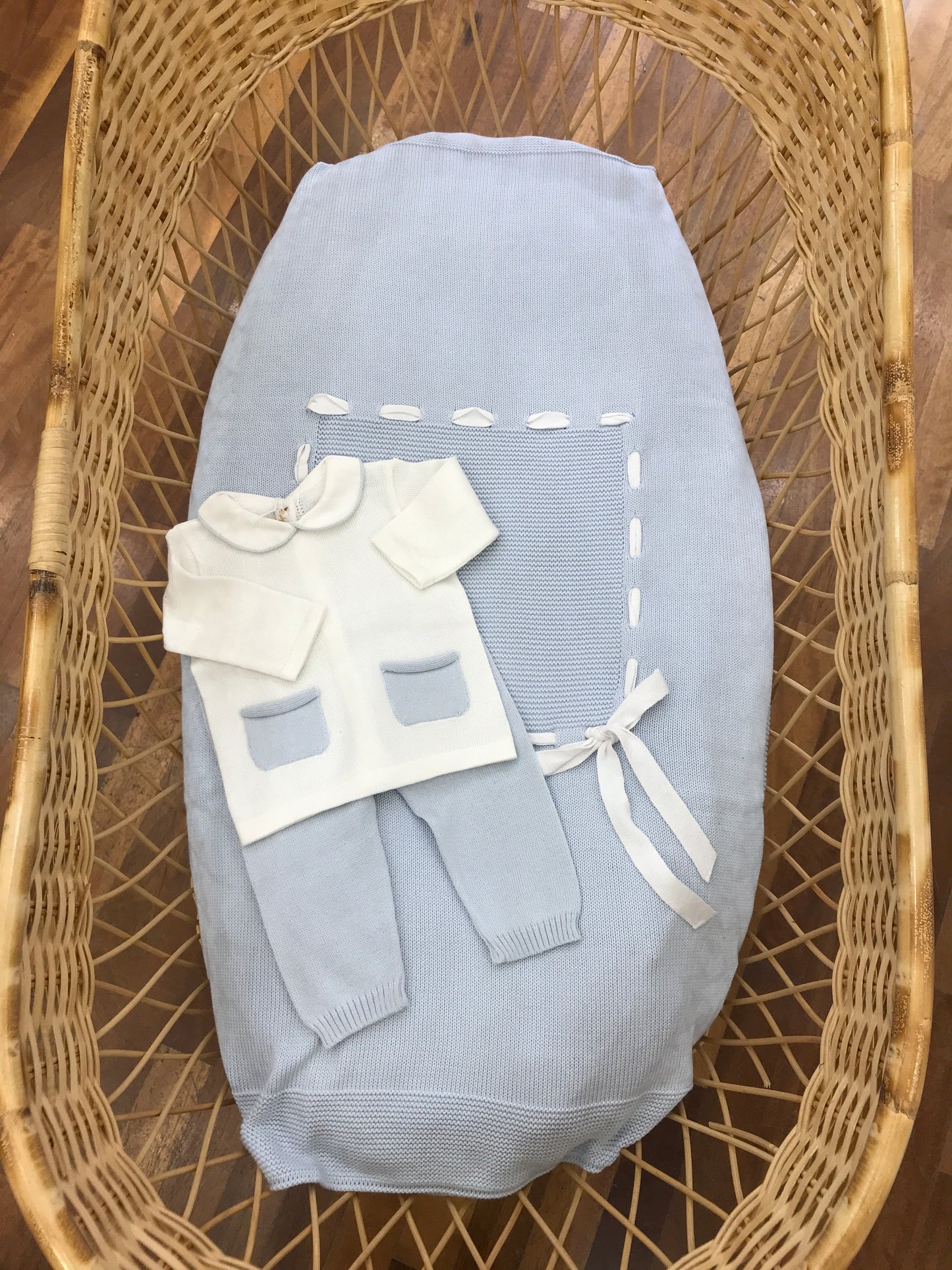 Coordinato nascita Baby Lord in filo celeste coperta con passanastro e fiocco tutina due pezzi bianca e celeste