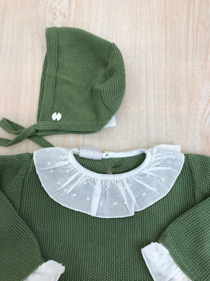 Completo Paz Rodriguez in filo verde con rusche bianche con culotte con foglie verdi e cuffietta abbinata