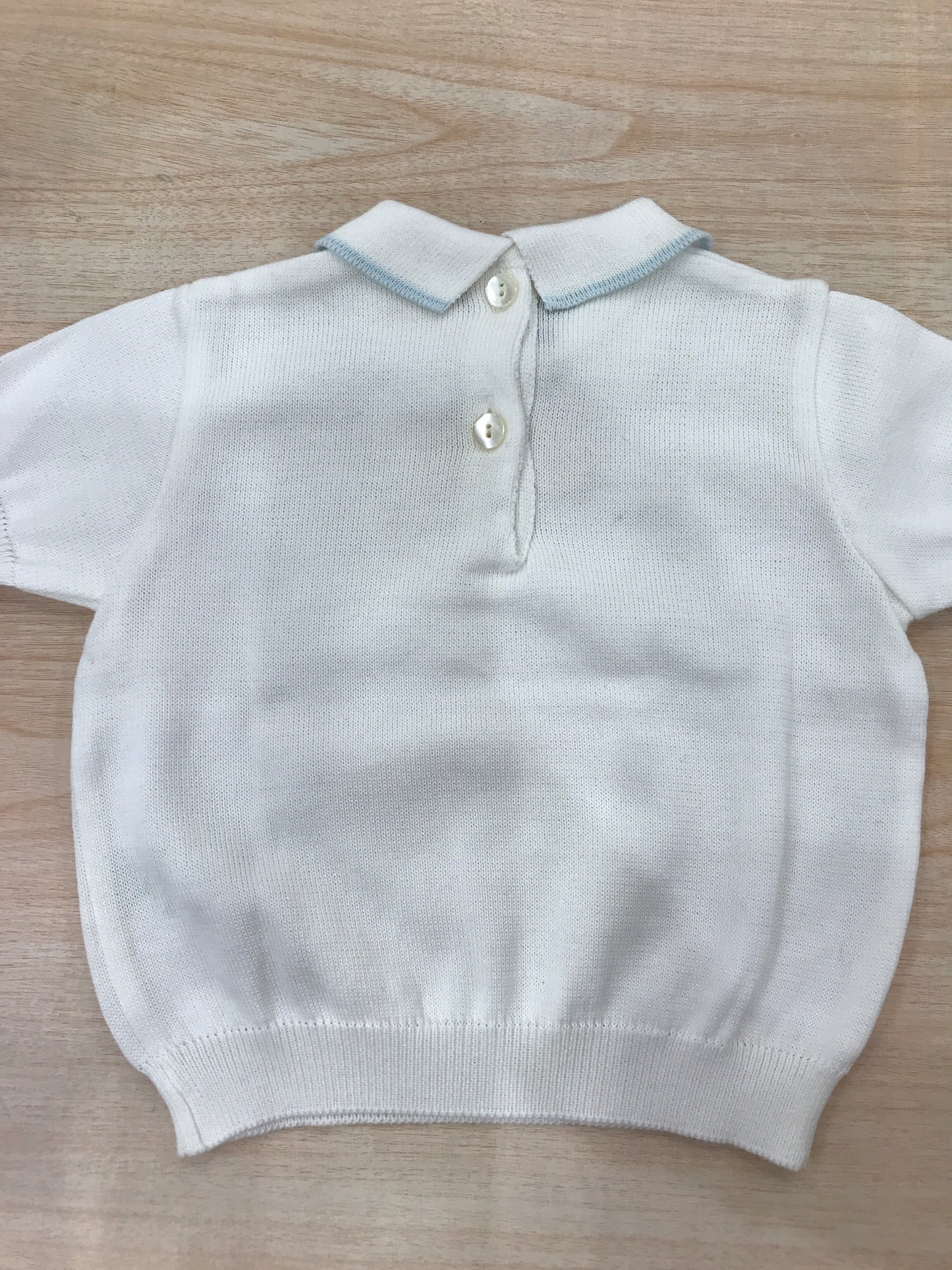 T-shirt Biebi in filo mezza manica bianca con collo a punta rifinito in celeste
