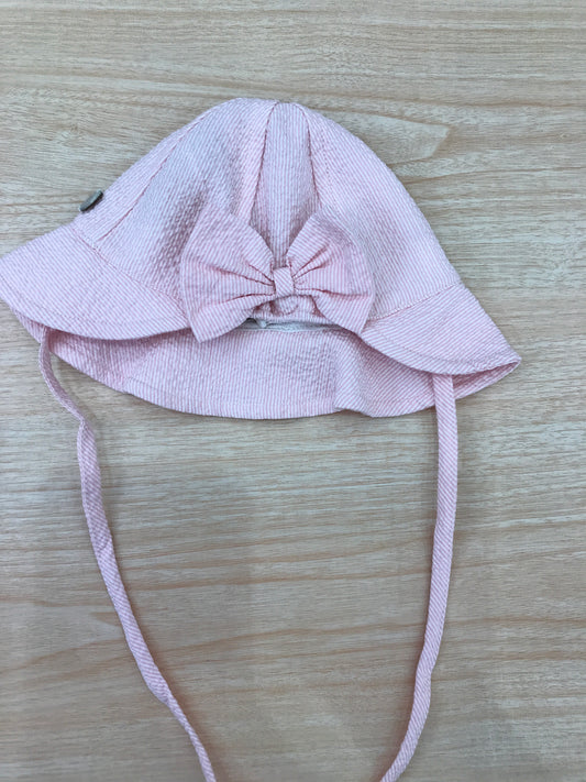 Cappello Paz Rodriguez in cotone rosa smerlato con fiocco sul retro