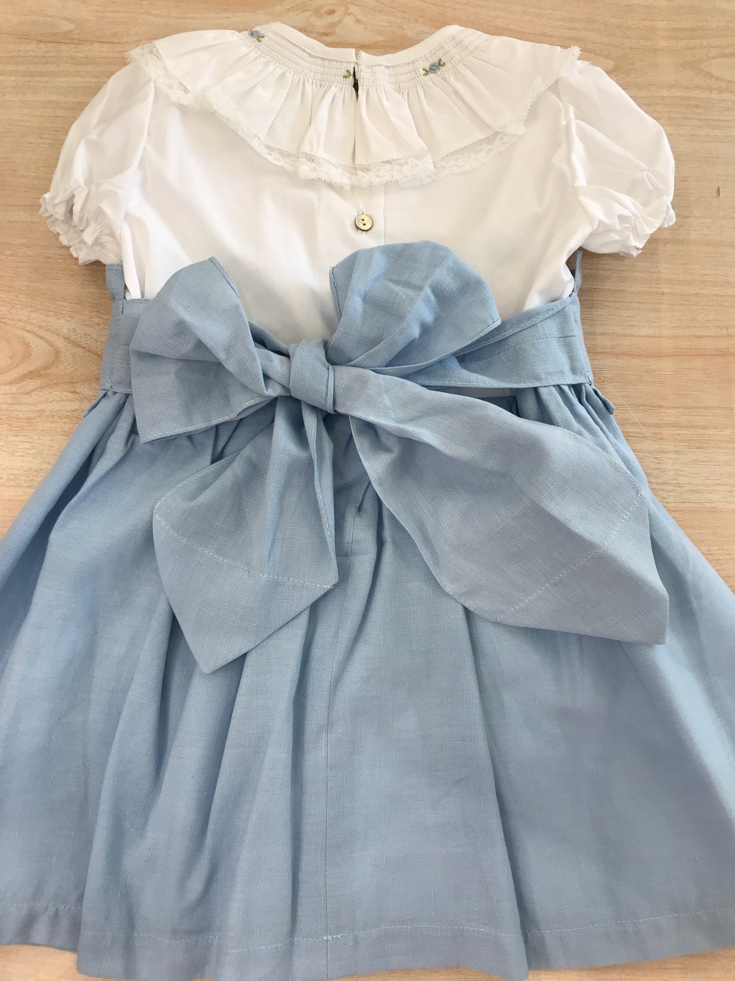 Abito Fofettes in cotone mezza manica a sbuffo con colletto con rusche con rose e pizzo con fascia in vita e fiocco sul retro