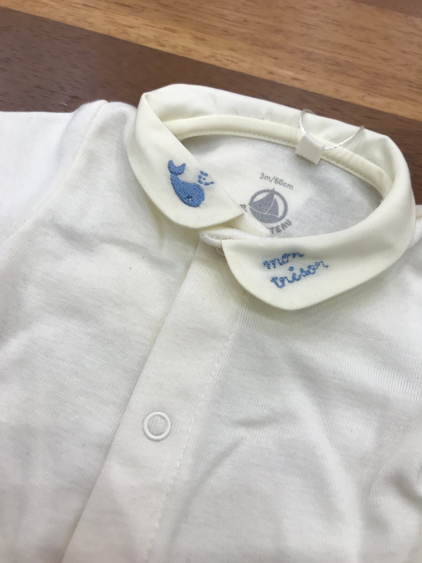 Body Petit Bateau in cotone mezza manica con collo tondo con ricami in celeste