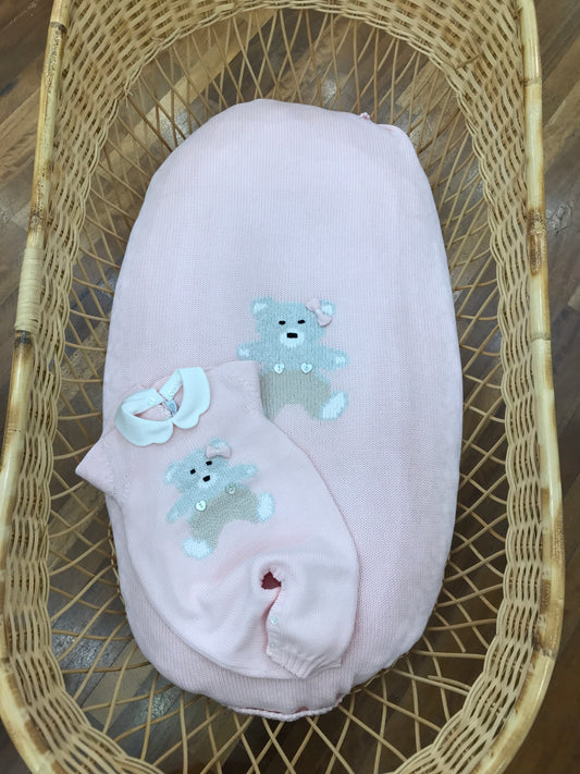 Coordinato nascita Colibrì in filo rosa con piccolo orsetto ricamato su coperta e tutina intera