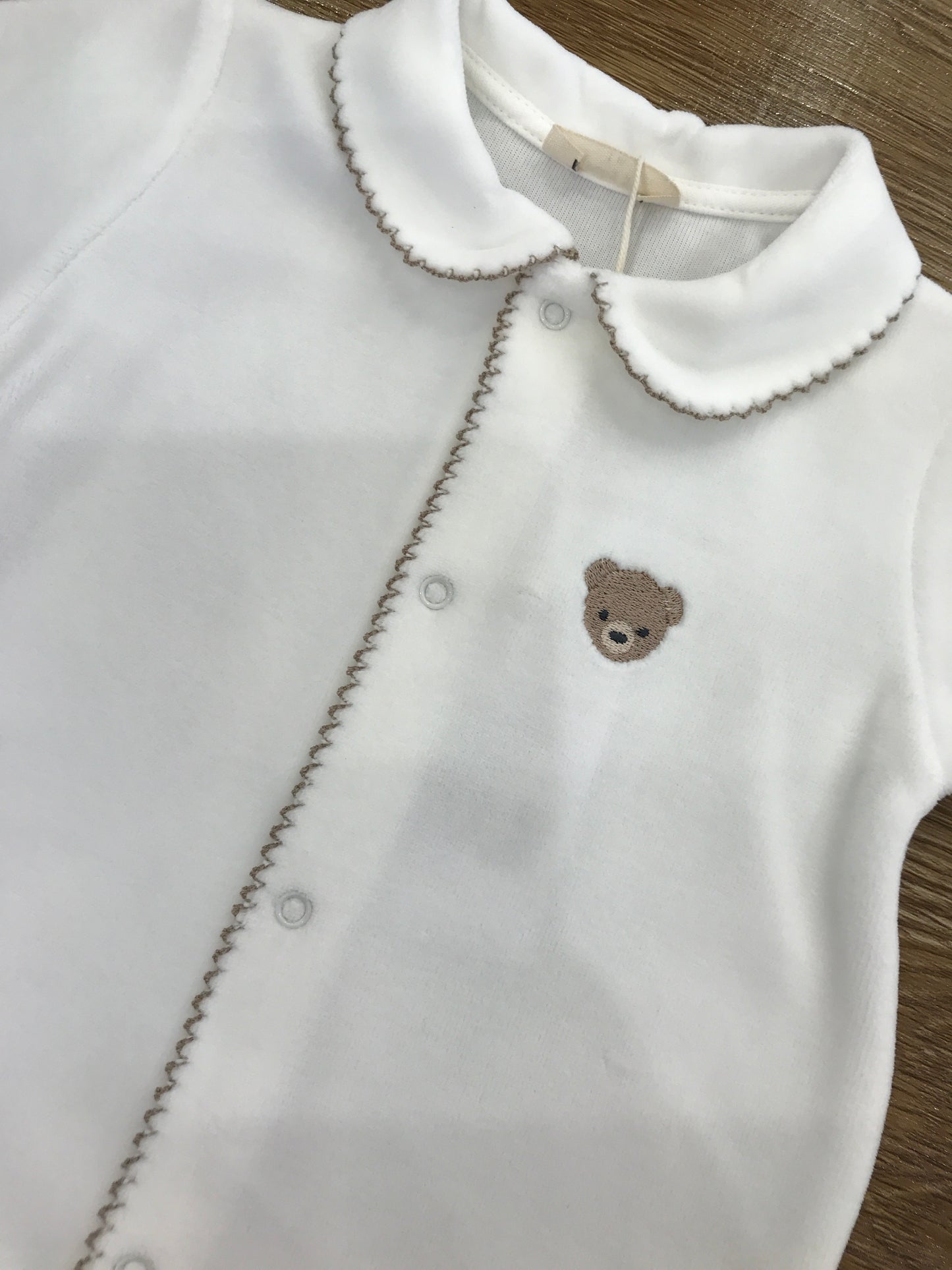 Tutina Baby Gi in ciniglia intera panna rifinita tortora con orsetto ricamato