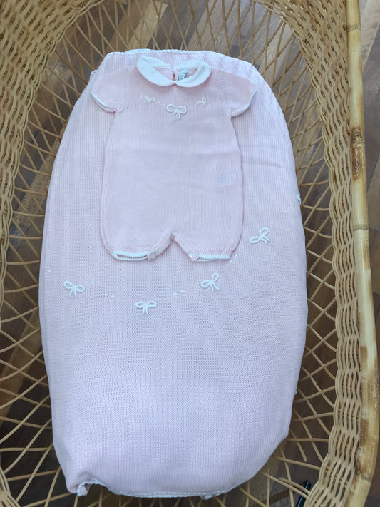 Coordinato nascita Bebè di Almy in filo rosa con piccoli fiocchetti ricamati  a mano in bianco