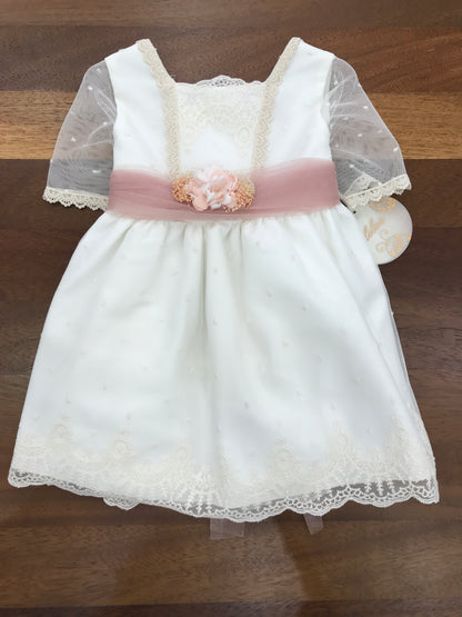 Abito Lilus in cotone mezza manica velata in tulle con pizzo lavorato sul corpetto e sul gonnellone con cintura in tulle rosa con fiori applicati al centro