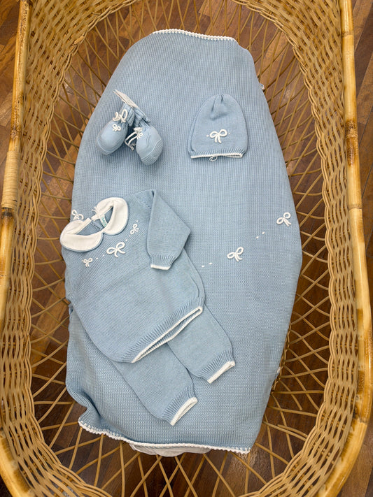 Coordinato nascita Bebè di Almy in filo celeste con piccoli fiocchi bianchi ricamati a mano tutina due pezzi cappello e babbucce con la stessa decorazione