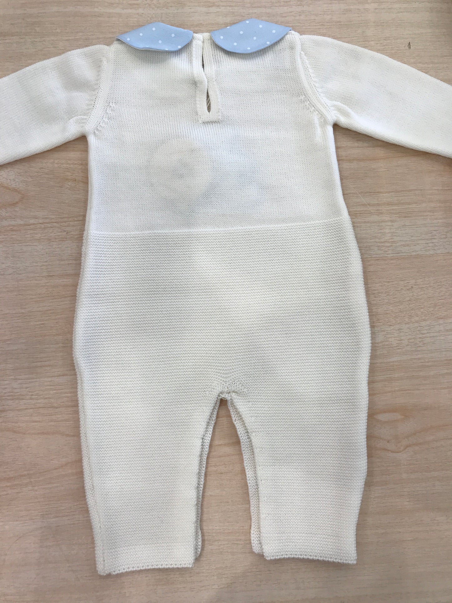 Tutina Baby Lord in lana panna intera con colletto celeste e pois bianchi ed orsetto centrale