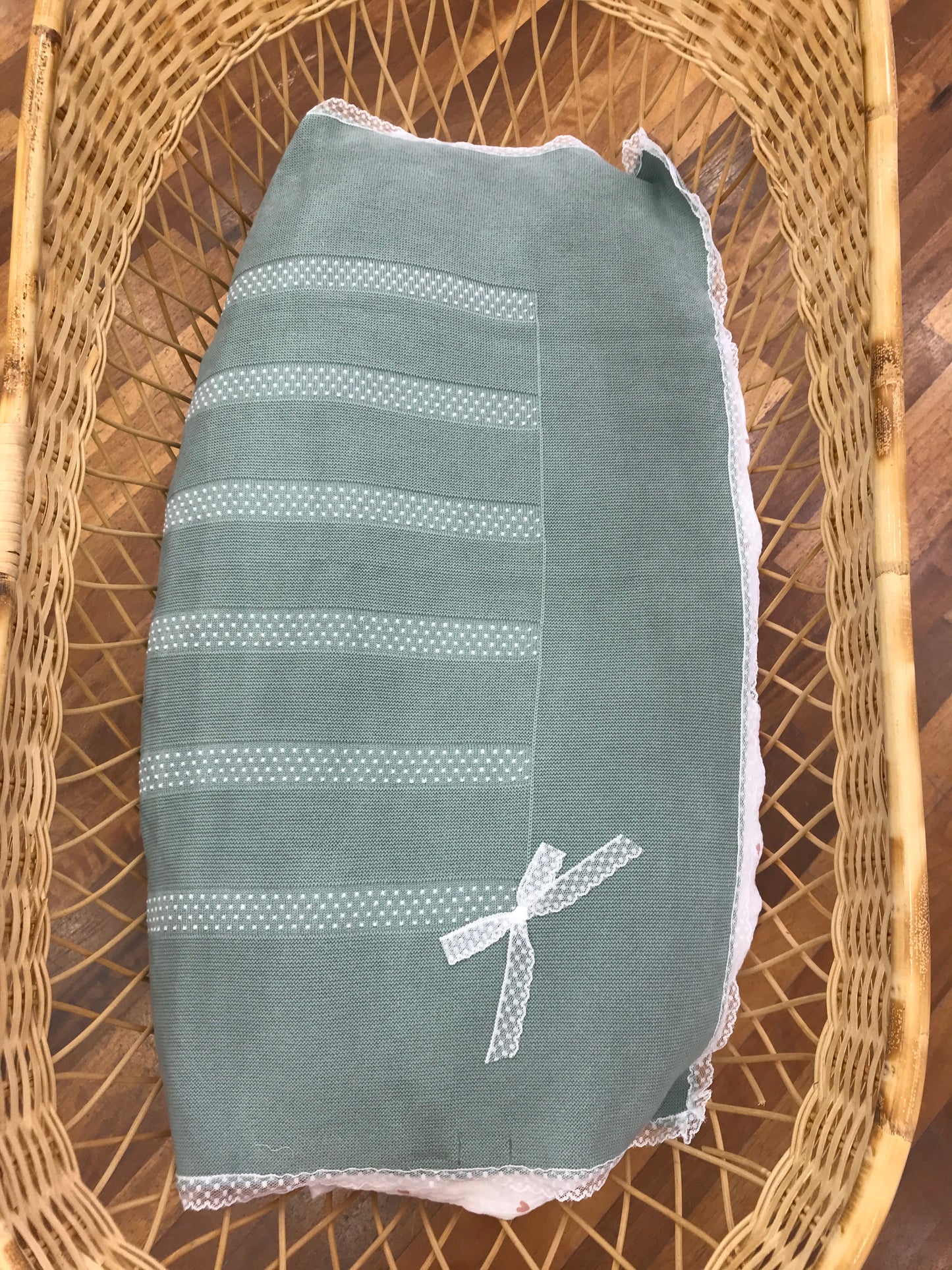 Coperta PCS con applicazione di valancienne al bordo pois bianchi sul davanti e fiocchetto laterale