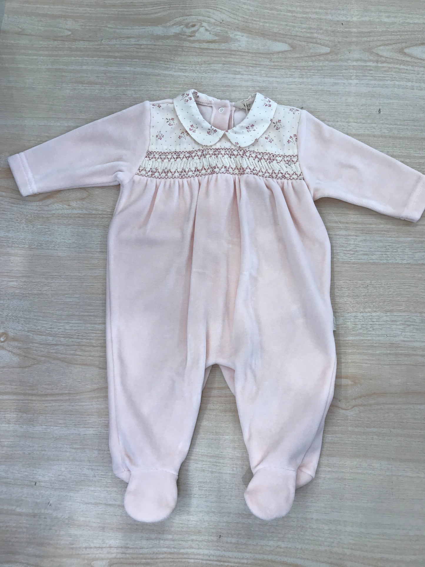 Tutina Baby Gi in ciniglia rosa pesca intera con lavorazione di punto smock e fiorellini