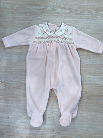 Tutina Baby Gi in ciniglia rosa pesca intera con lavorazione di punto smock e fiorellini