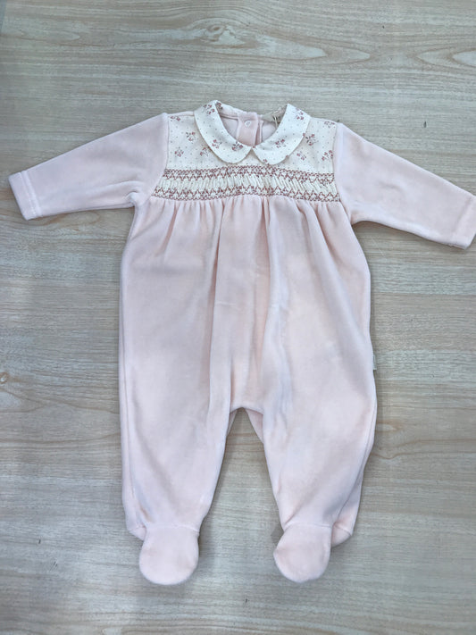 Tutina Baby Gi in ciniglia rosa pesca intera con lavorazione di punto smock e fiorellini