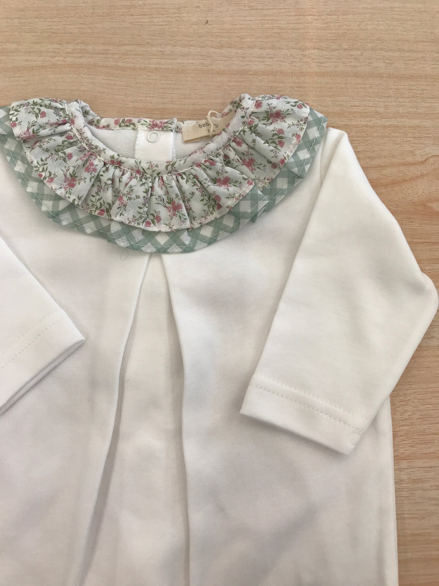 Tutina Baby Gi in cotone manica lunga gamba lunga con piedini rifiniti con fiorellini doppia rusche al collo a quadretti bianchi e verdi e con fiori