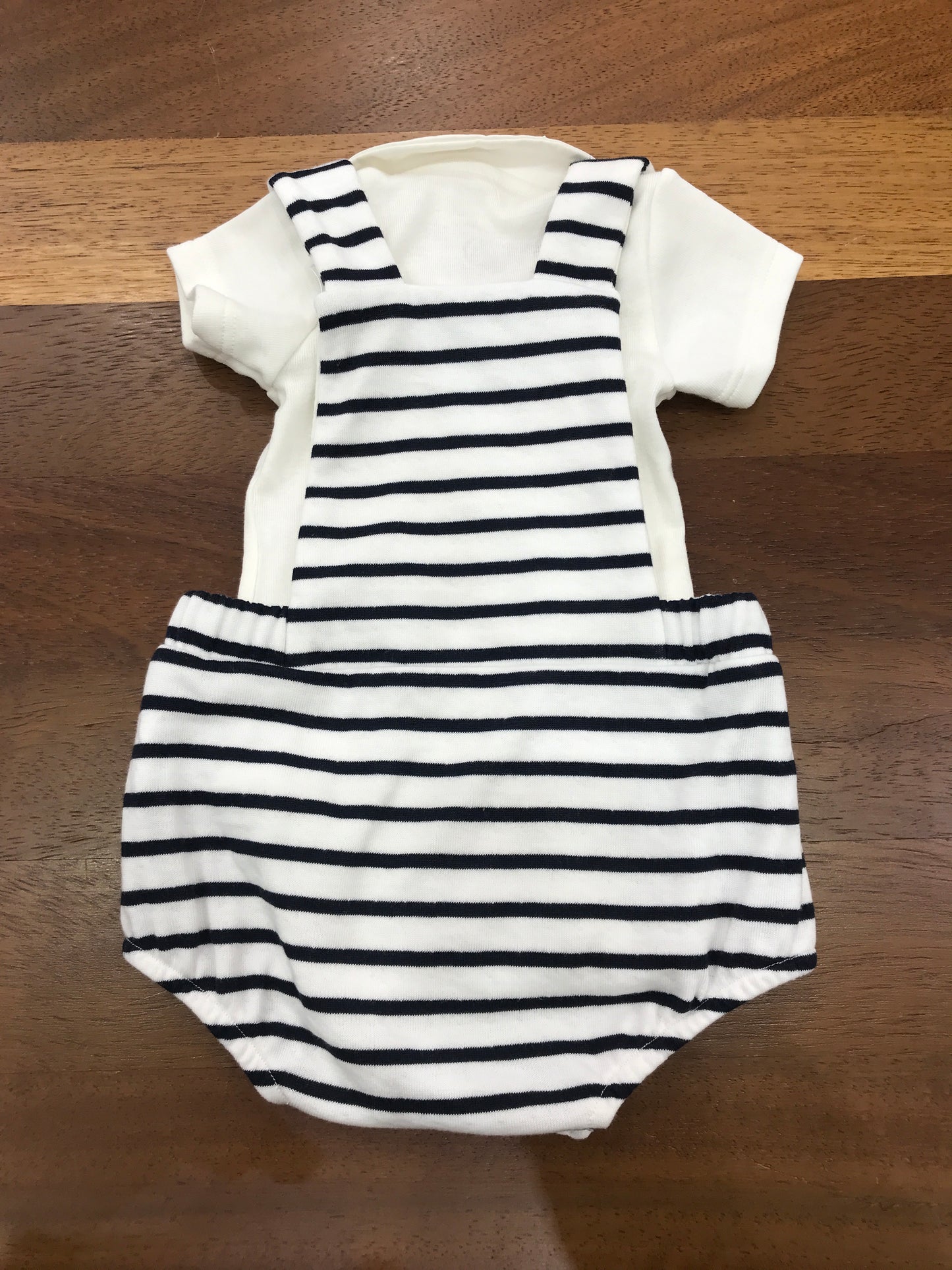 Pagliaccetto Petit Bateau in cotone a righe bianche e blu salopette on body con collo tondo con ancore ricamate