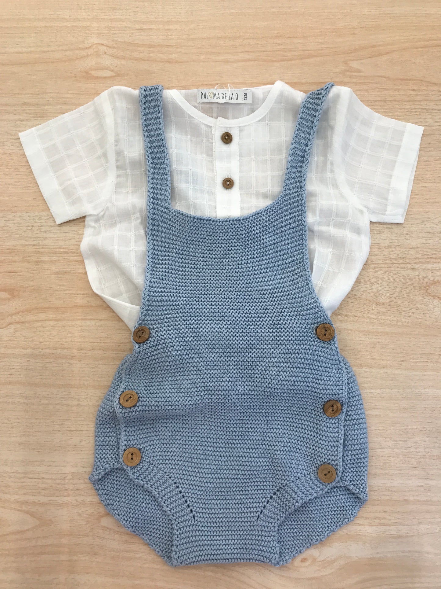 Completo Paloma De La O in filo salopette con  bretelle avio e camicia in lino mezza manica
