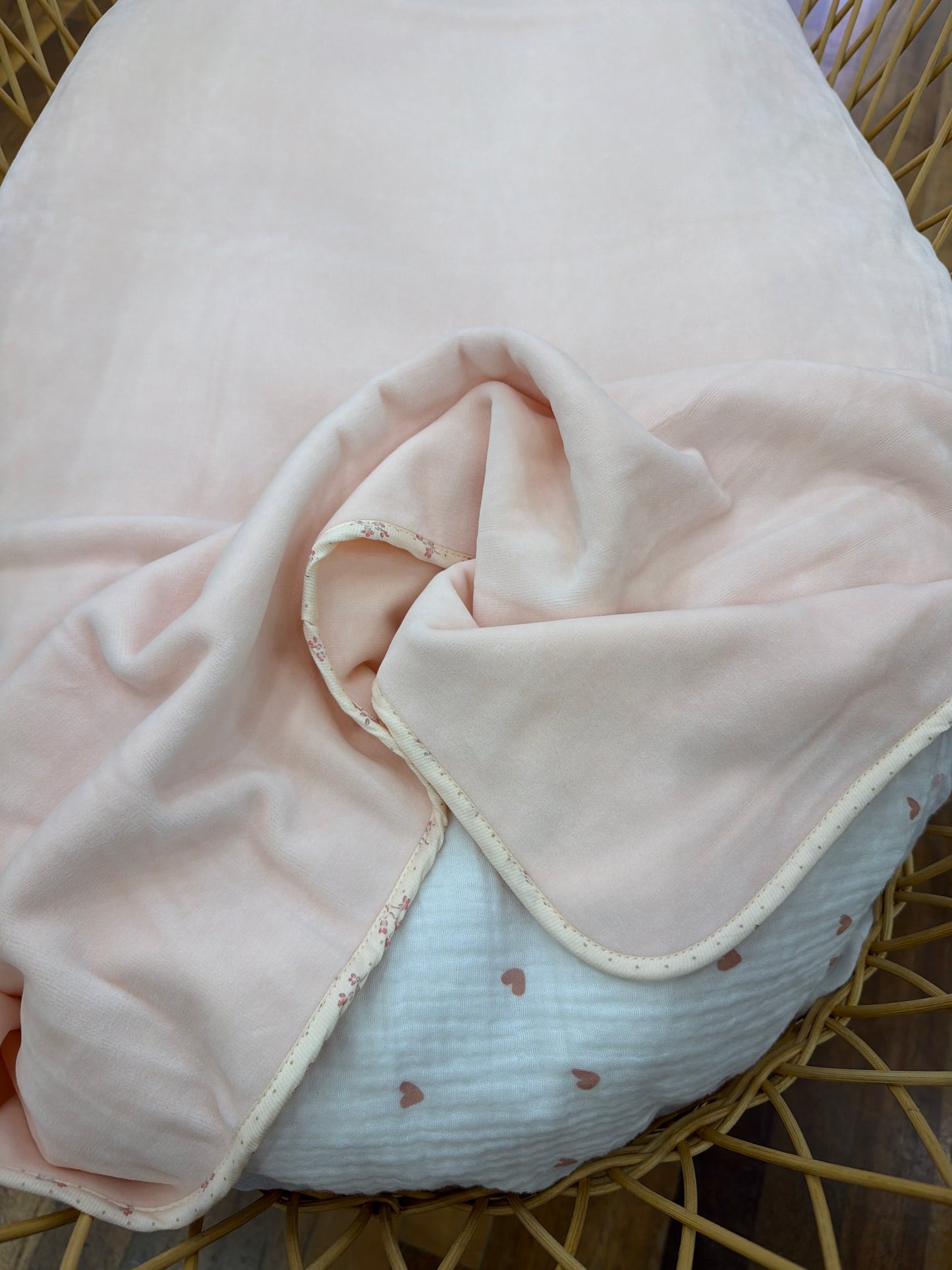Coperta Baby Gi in ciniglia rosa con fascia floreale e fiocchetto