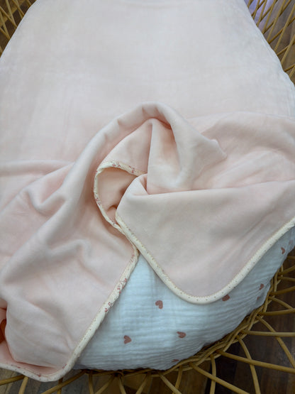 Coperta Baby Gi in ciniglia rosa con fascia floreale e fiocchetto
