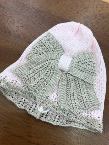Cappello Bebè di Almy in filo rosa con fiocco tortora centrale