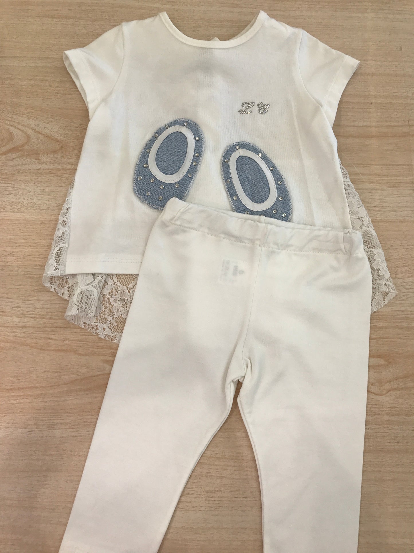 Completo Ladia in cotone mezza manica con pizzo sul retro con scarpine in jeans sul davanti con leggins bianco
