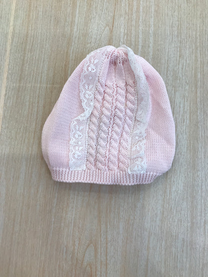 Cappello Bebè di Almy in filo rosa con lavorazione di trecce e pizzo