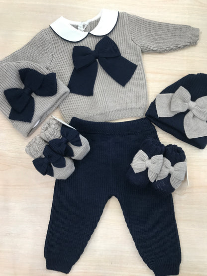Tutina Baby Lord in lana due pezzi tortora e blu scuro con fiocco centrale e colletto rifinito in blu