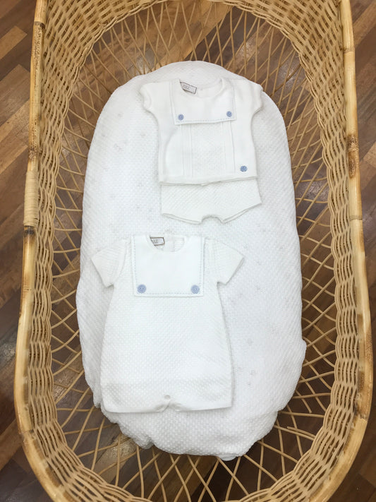 Coordinato nascita Paz Rodriguez in filo coperta con lavorazione a maglia completino due pezzi bianco e pagliaccetto anch'esso in filo