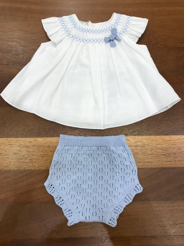 Pagliaccetto Paz Rodriguez in lino bianco con collo lavorato da punto smock in celeste con culotte abbinata in filo traforata