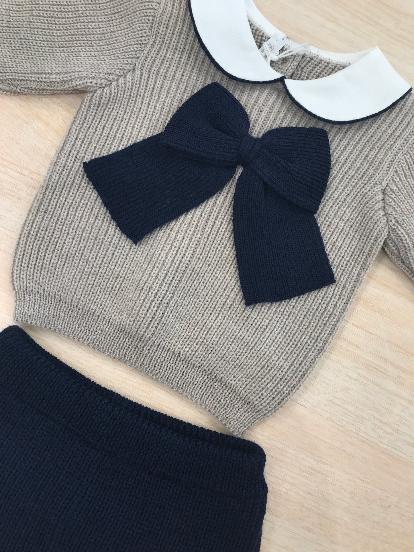 Tutina Baby Lord in lana due pezzi tortora e blu scuro con fiocco centrale e colletto rifinito in blu