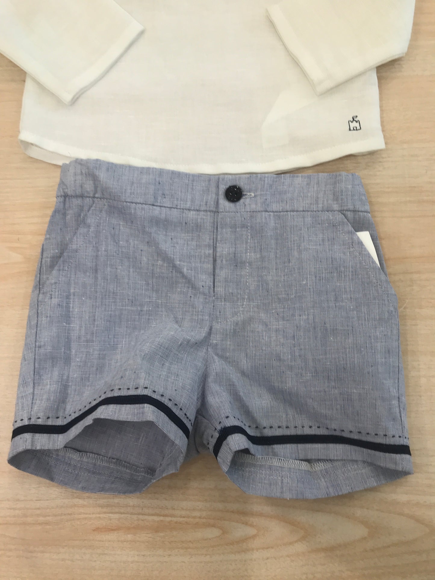 Completo Paz Rodriguez in lino camicia manica lunga con rifiniture blu con bermuda celeste rifinito blu