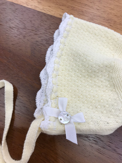 Cuffia Paz Rodriguez in filo giallo con smerlo bianco sul davanti con lacci sotto collo