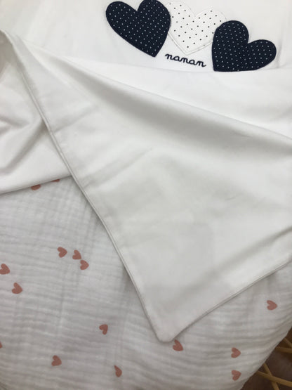Coperta Nanan in cotone bianca con due cuori blu ricamati sul davanti